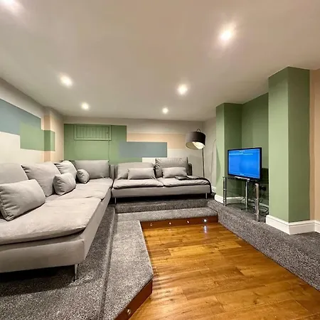 Stunning 5 Bed House In Chapel Allerton, Sleeps 9 بيت للعطل