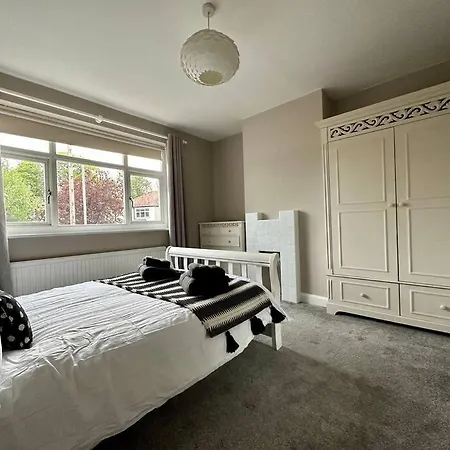 Stunning 5 Bed House In Chapel Allerton, Sleeps 9 度假居 *