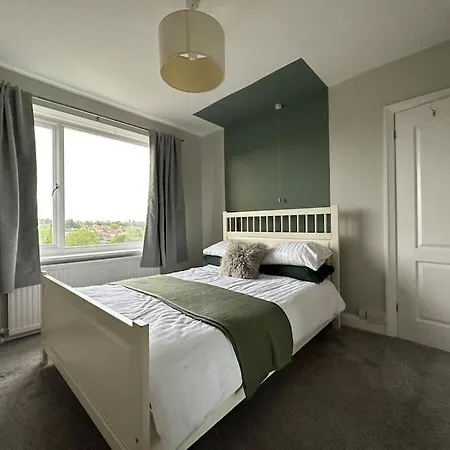 Stunning 5 Bed House In Chapel Allerton, Sleeps 9 *