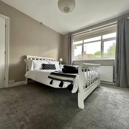 Stunning 5 Bed House In Chapel Allerton, Sleeps 9