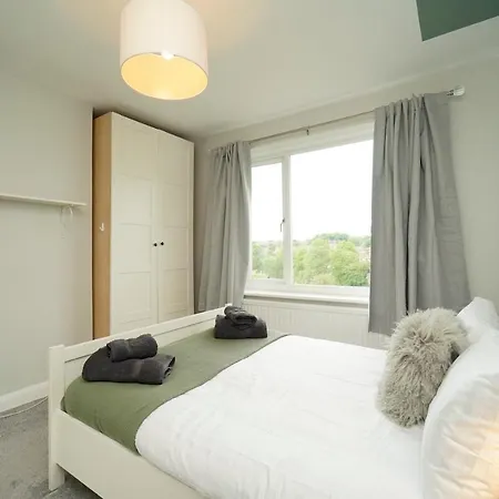 Stunning 5 Bed House In Chapel Allerton, Sleeps 9 بيت للعطل *