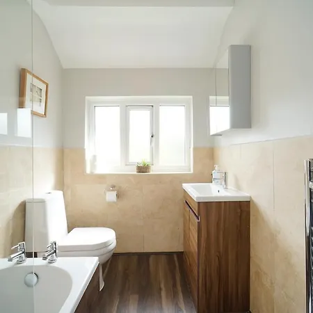 Stunning 5 Bed House In Chapel Allerton, Sleeps 9