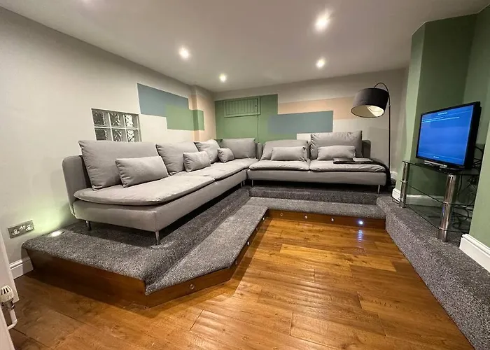 Stunning 5 Bed House In Chapel Allerton, Sleeps 9 * Leeds (West Yorkshire)