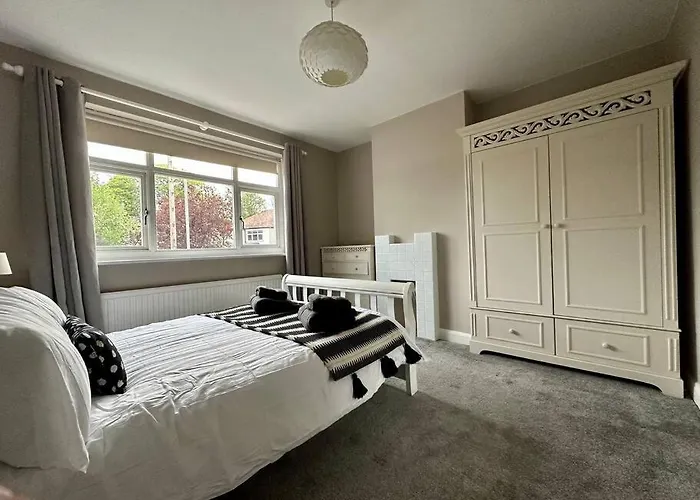 Stunning 5 Bed House In Chapel Allerton, Sleeps 9 펜션 *