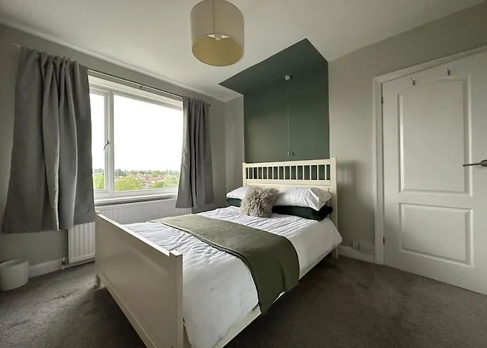 Stunning 5 Bed House In Chapel Allerton, Sleeps 9 *