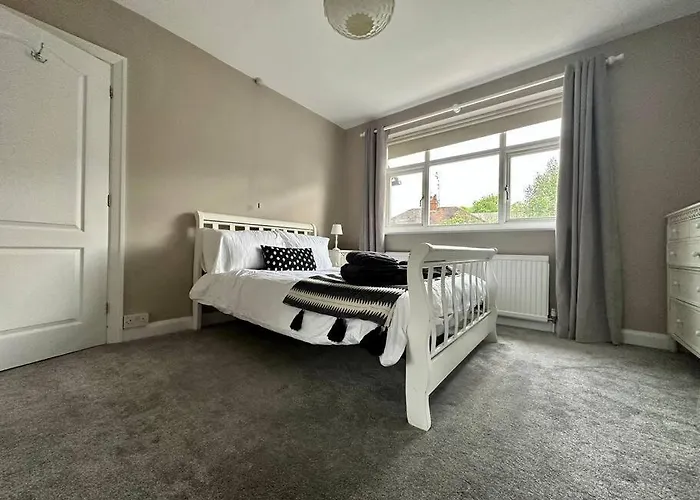 Stunning 5 Bed House In Chapel Allerton, Sleeps 9