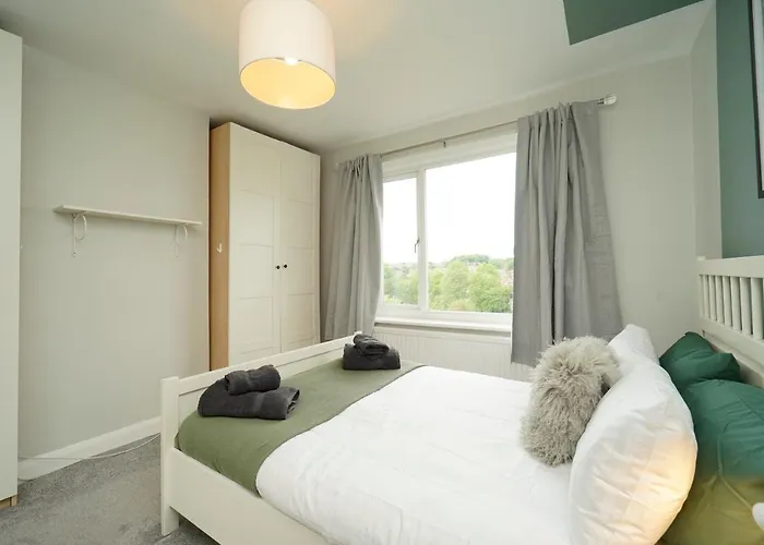 Stunning 5 Bed House In Chapel Allerton, Sleeps 9 Holiday home *