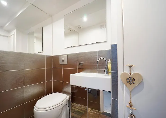 Stunning 5 Bed House In Chapel Allerton, Sleeps 9 펜션 리즈