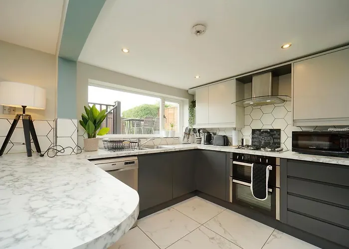 Stunning 5 Bed House In Chapel Allerton, Sleeps 9 펜션 리즈