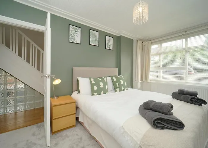 Holiday home Stunning 5 Bed House In Chapel Allerton, Sleeps 9