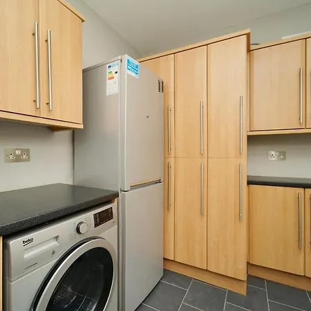 Stunning 5 Bed House In Chapel Allerton, Sleeps 9 펜션 *