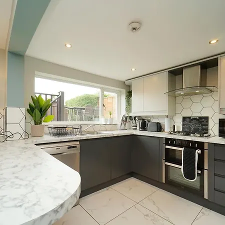 Stunning 5 Bed House In Chapel Allerton, Sleeps 9 펜션 리즈